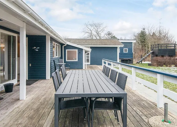 10 Person In Glesborg-by Traum